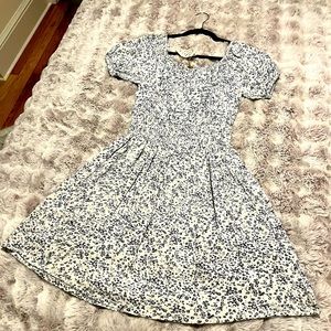 *NWT/NEVER WORN** KINGS ROAD SHORT SLEEVE DRESS SIZE MEDIUM IN WHITE/NAVY FLORAL